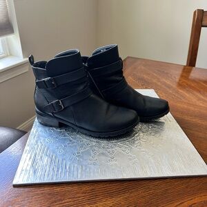 Size 9 Croft and Barrow Ortholite ankle boots  Black